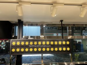 キャンディーショップに設置された反転フラップ式案内表示機